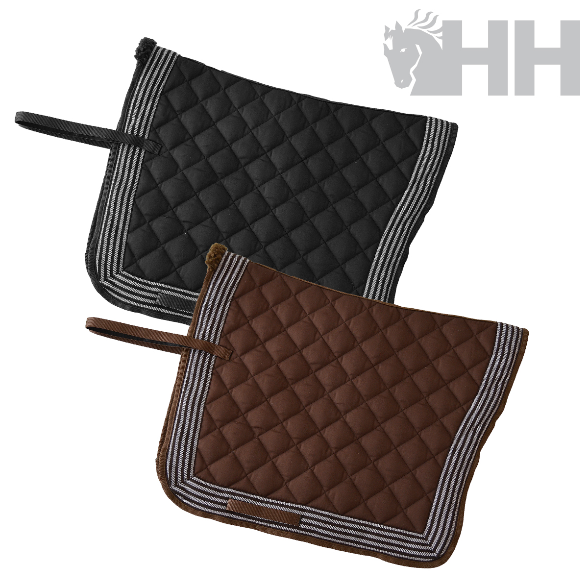 Dois mantos de cavalo acolchoados, um preto e outro castanho, com bordas lisas, alças e etiquetas de couro.