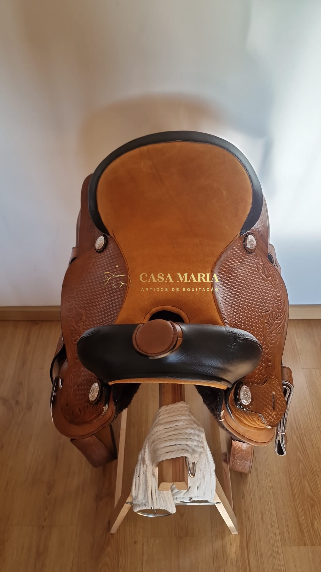 Sela de equitação em couro castanho com detalhes e marca CASA MARIA.