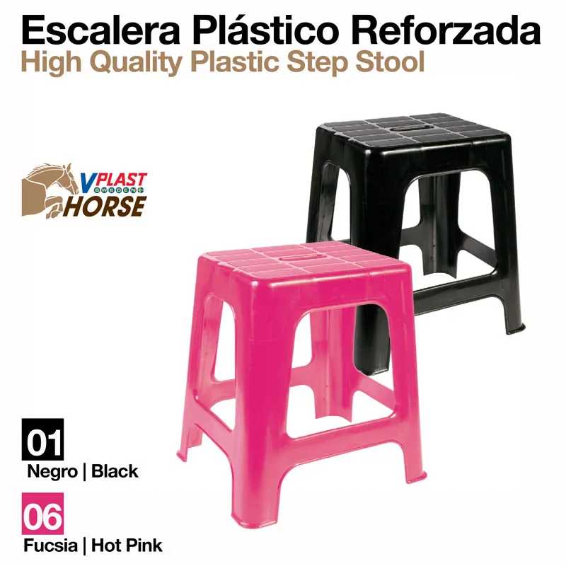 Dois bancos escada de plástico reforçado preto e fúcsia com textura, em fundo branco.