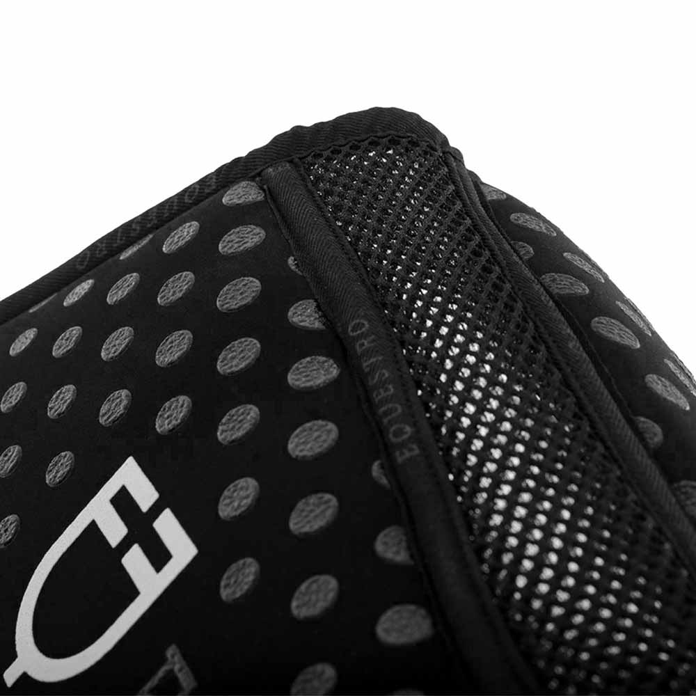 Produto têxtil preto com padrão de pontos cinza e texto EQUIPE STUDIO