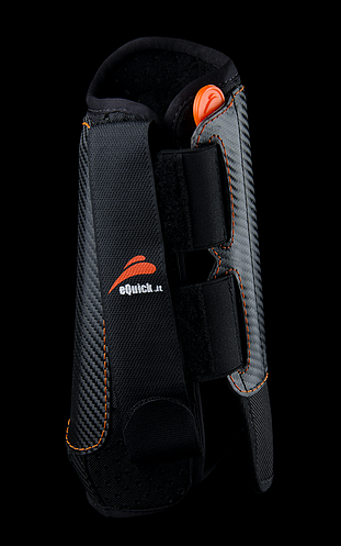 Proteção para perna de cavalo em nylon preto com padrão fibra de carbono e velcro, com marca eQuick.it em laranja e branco