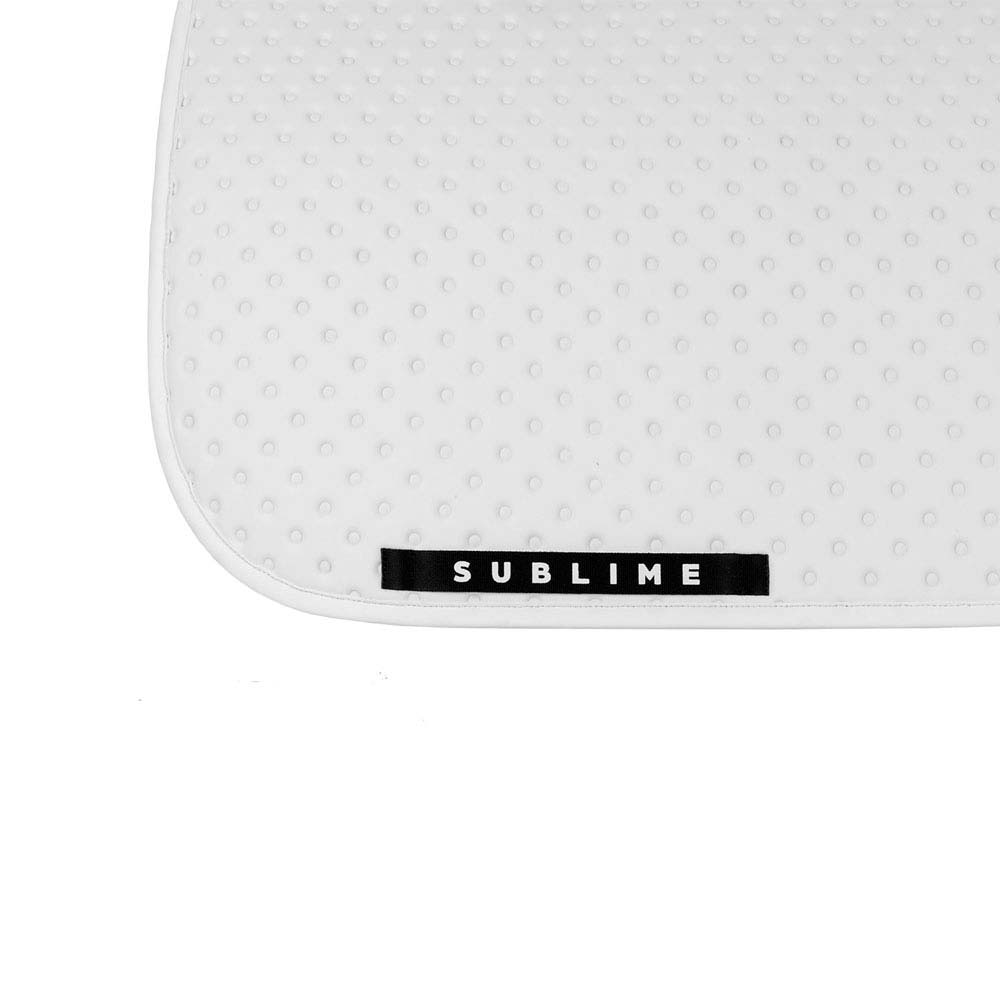 Tapete branco antiderrapante com textura circular e etiqueta SUBLIME