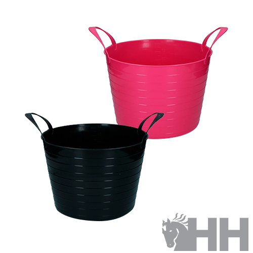 Dois baldes de plástico, um preto e um vermelho, com alças e linhas horizontais.