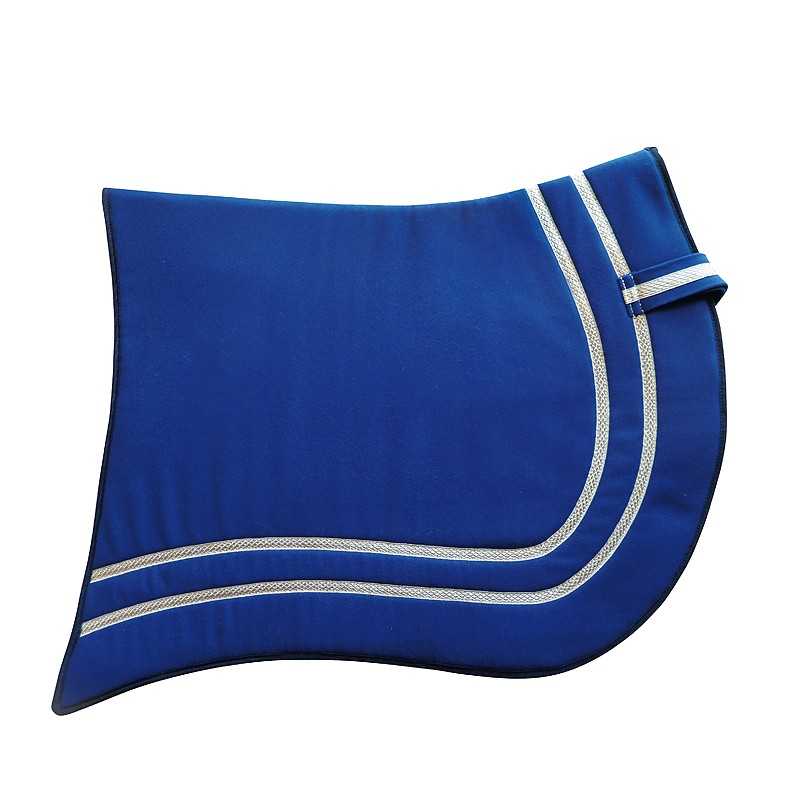 Tapete para selim de cavalo azul com bordas e listras brancas.