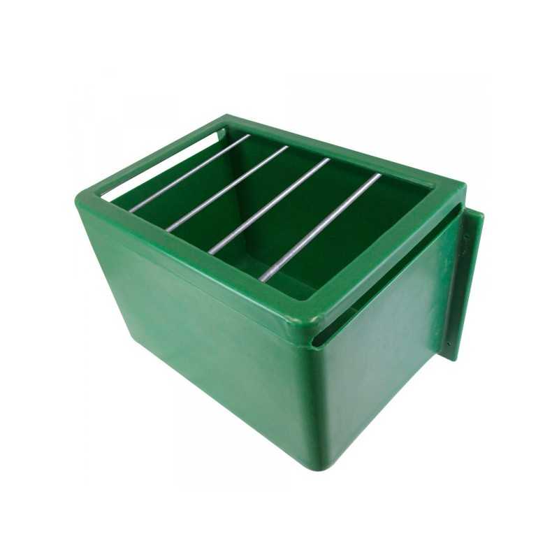 Comedouro verde para animais com barras metálicas e suporte de fixação