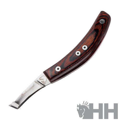 Navalha com cabo de madeira escura e lâmina metálica com inscrições em fundo branco.