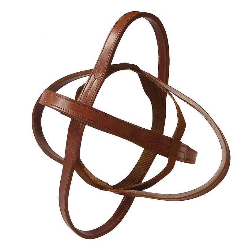 Acessório em pele castanha com tiras ajustáveis entrelaçadas