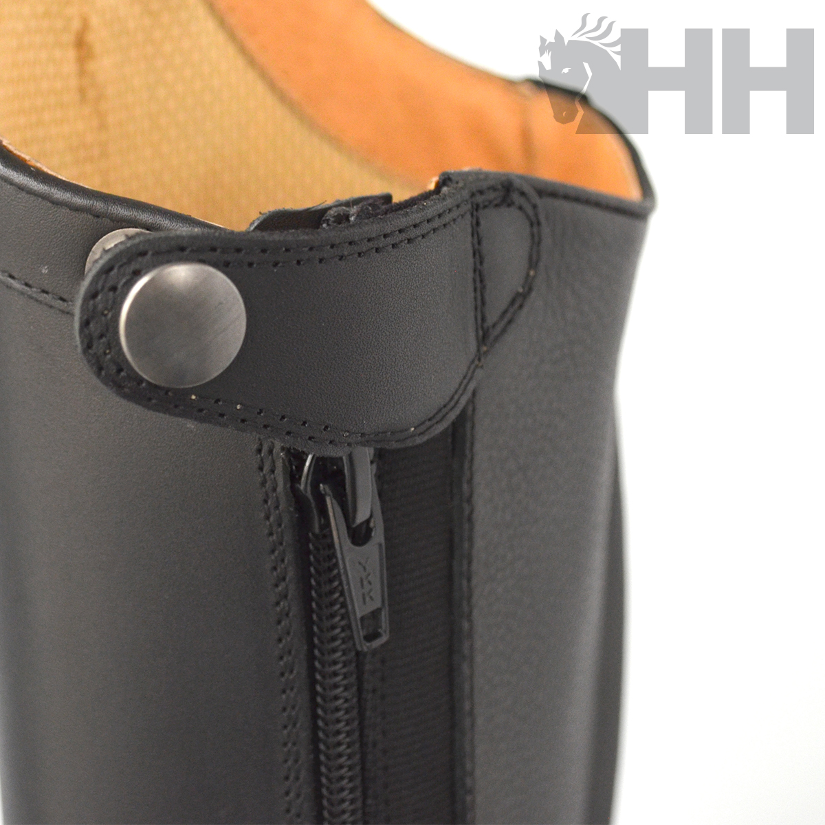 Bota preta em pele com fecho zip EKK e aba com botão prateado, interior bege