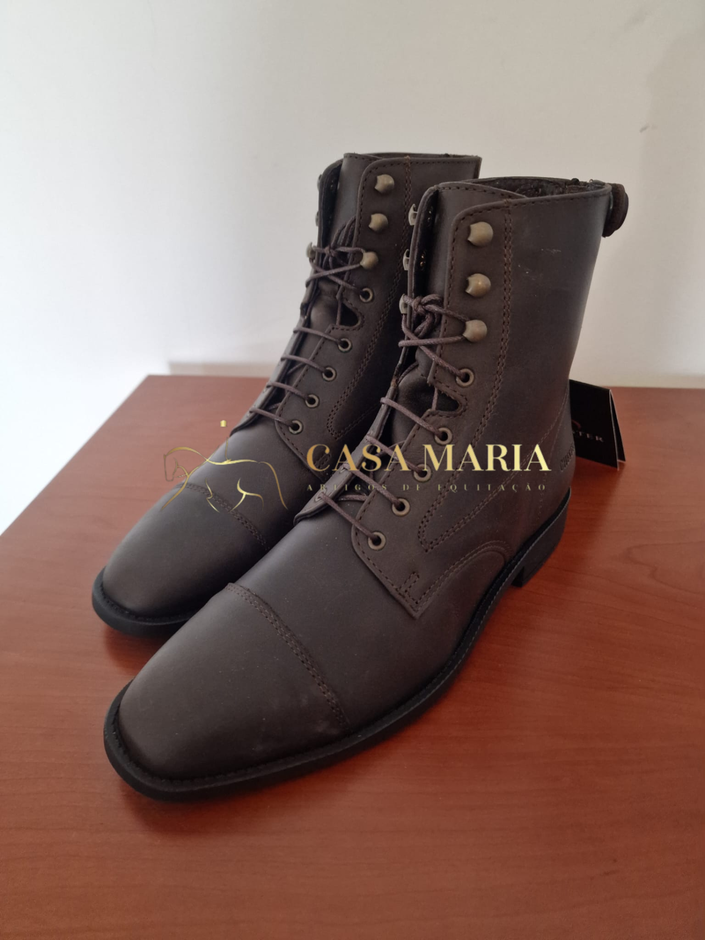 Botas de homem em couro castanho escuro com atacadores e ilhós metálicos