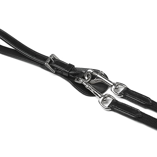 Tiras pretas com detalhes em couro e fechos metálicos prateados