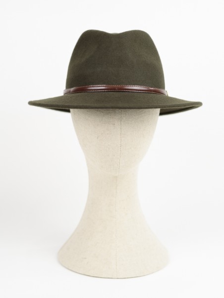 Chapéu verde-oliva de feltro com aba larga numa cabeça de manequim