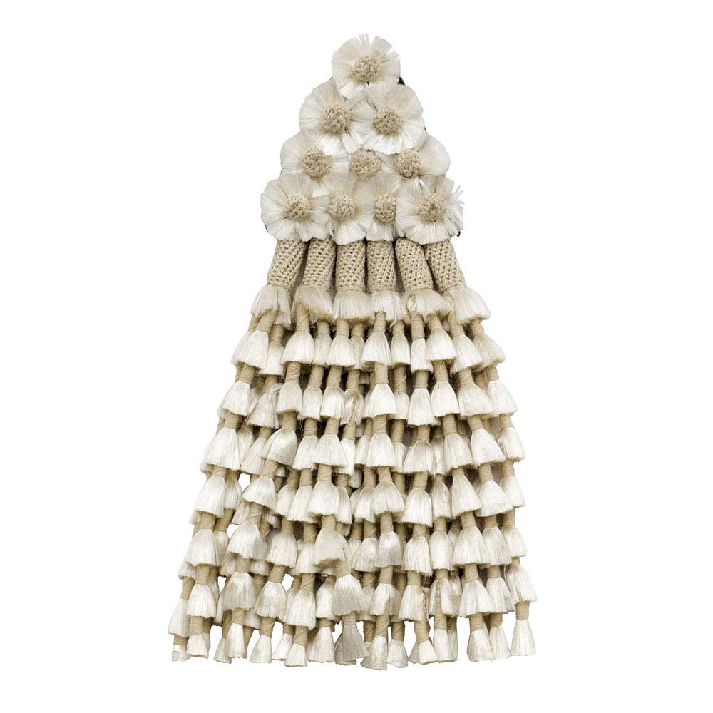 Decoração pendente tipo pompom bege e branco com franjas e flores texturizadas