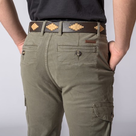 Calças cargo verde-oliva com cinto castanho em pele com padrão bege