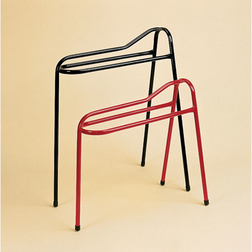 Estruturas metálicas preta e vermelha para suporte com design minimalista