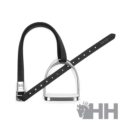Estribo de metal prateado com correia preta de couro para equitação
