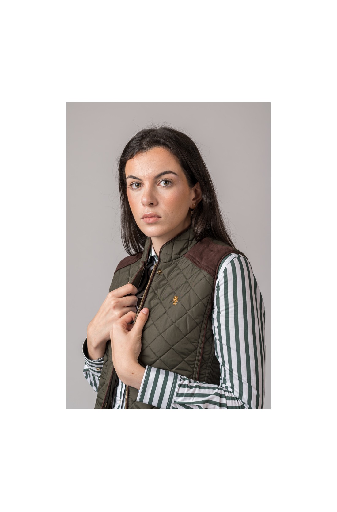 Colete acolchoado verde com detalhes castanhos e camisa às riscas verticais verde e branca