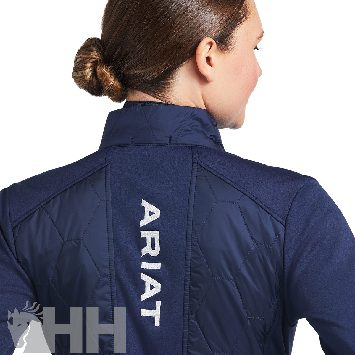 Casaco azul escuro com texto ARIAT nas costas e logo HH