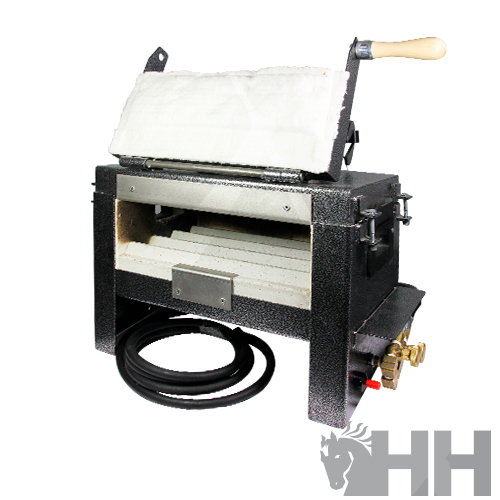 Forno portátil a gás com tampa branca e alça de madeira, estrutura preta metálica e mangueira preta