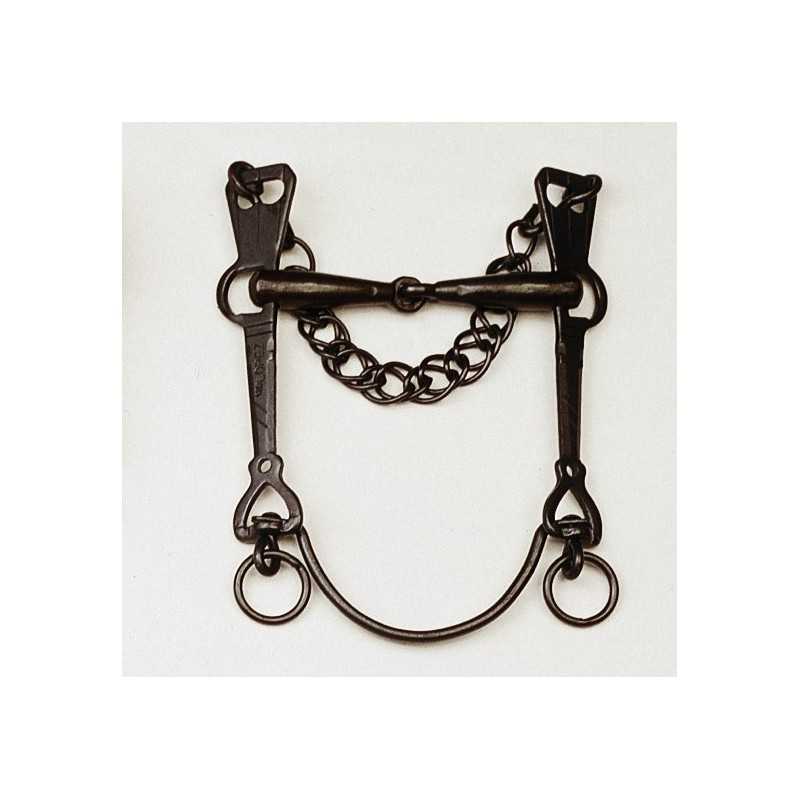 Freio de cavalo em metal escuro com corrente e argolas sobre fundo branco