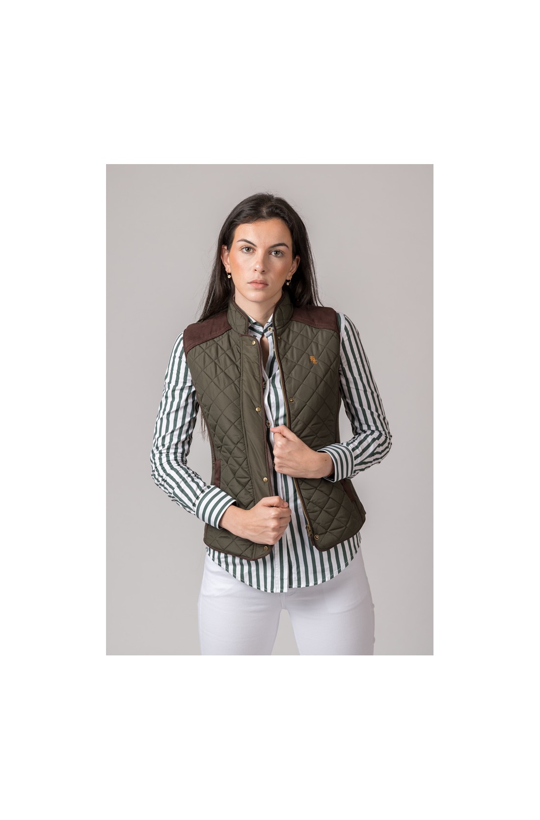 Colete matelassé verde-oliva com detalhes castanhos e camisa com riscas verticais verdes