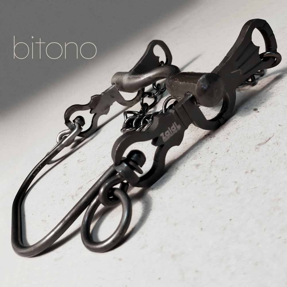 Colar em metal preto entrelaçado com pendente Zaleh sobre fundo branco e texto bitono