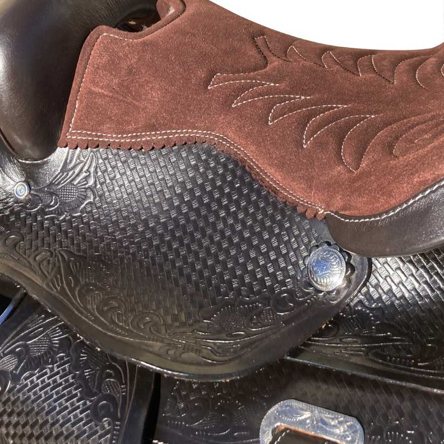 sela de cavalo em couro preto e camurça castanha com detalhes gravados