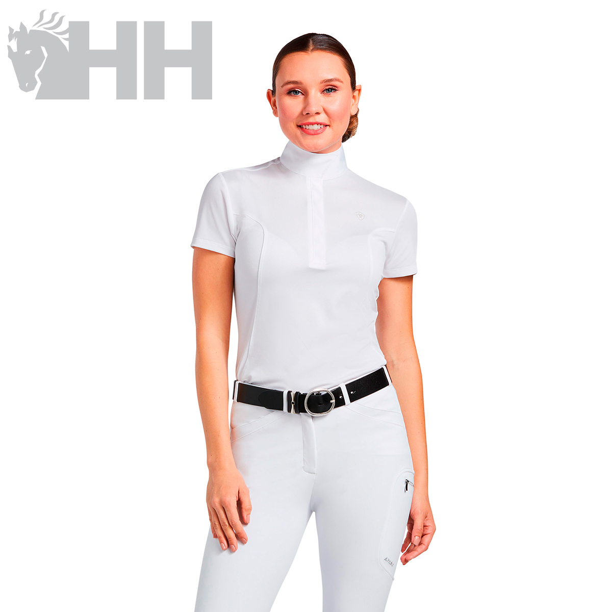 Mulher com roupa branca e cinto preto em fundo branco com logótipo HH.