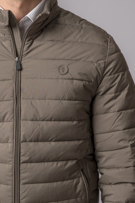 Casaco acolchoado bege com fecho de correr e bolso lateral