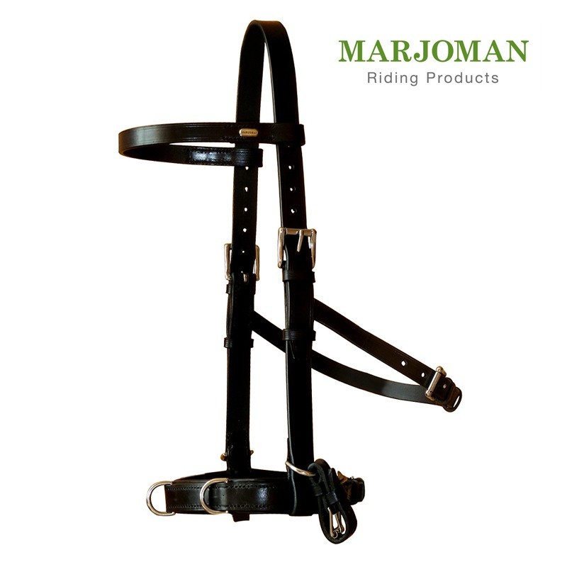 Equipamento de equitação de couro preto com fivelas prateadas com texto MARJOMAN Riding Products