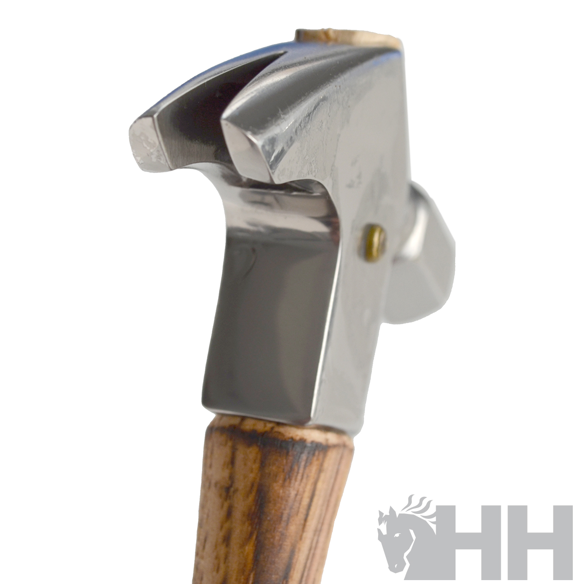 Ferramenta metálica com cabo de madeira e fundo branco