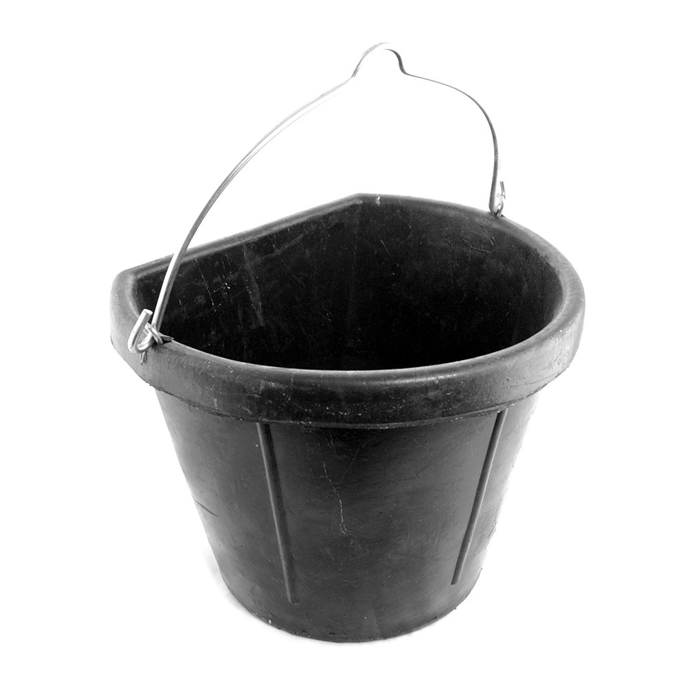 Balde preto de plástico com alça metálica em fundo branco
