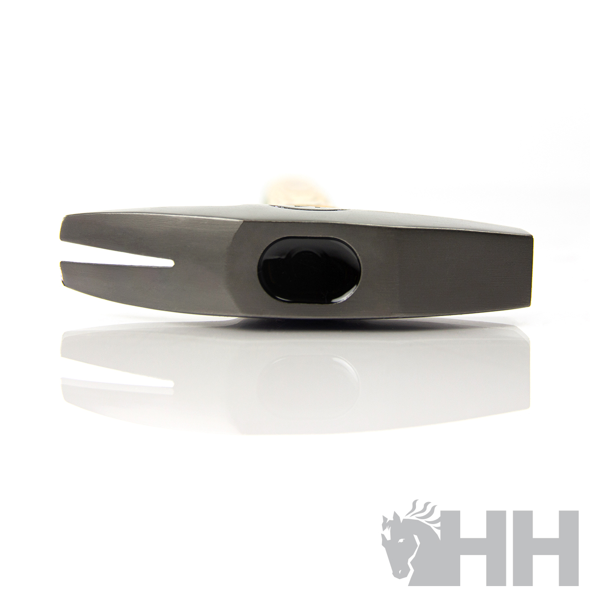 Martelo de metal com cabo claro sobre superfície branca