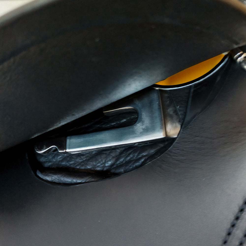 Estojo ou bolsa de couro preto com fecho metálico prateado
