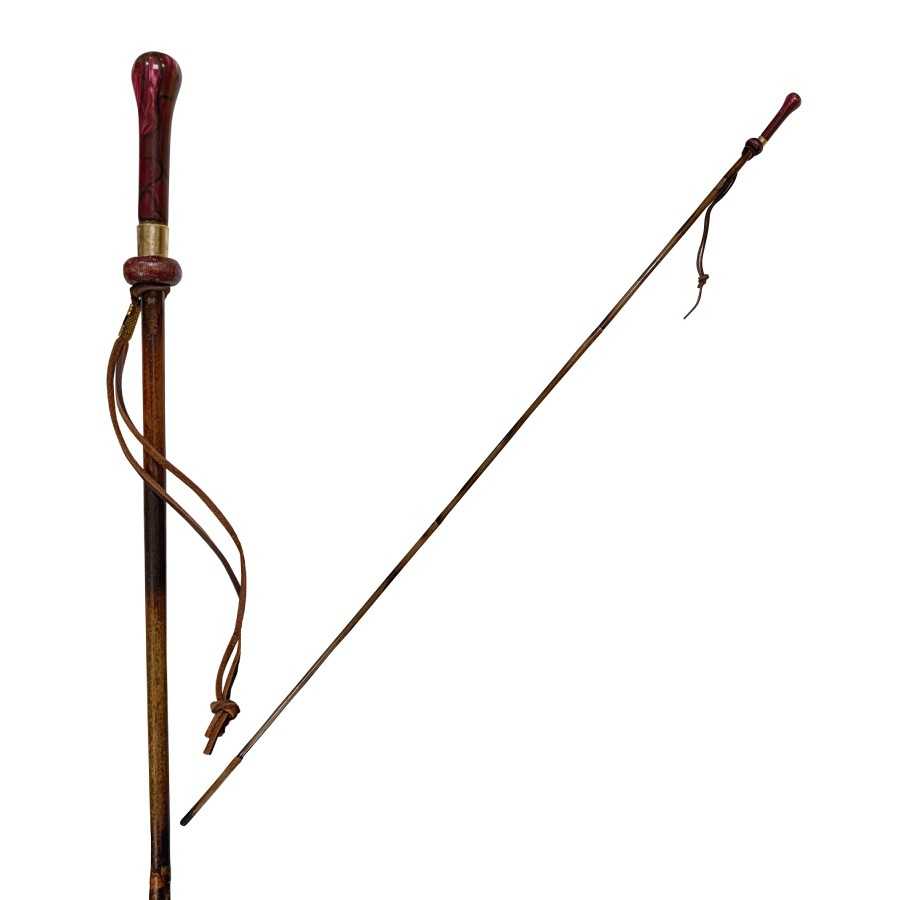 Bengala de madeira com pega vermelha e vara fina com cordão