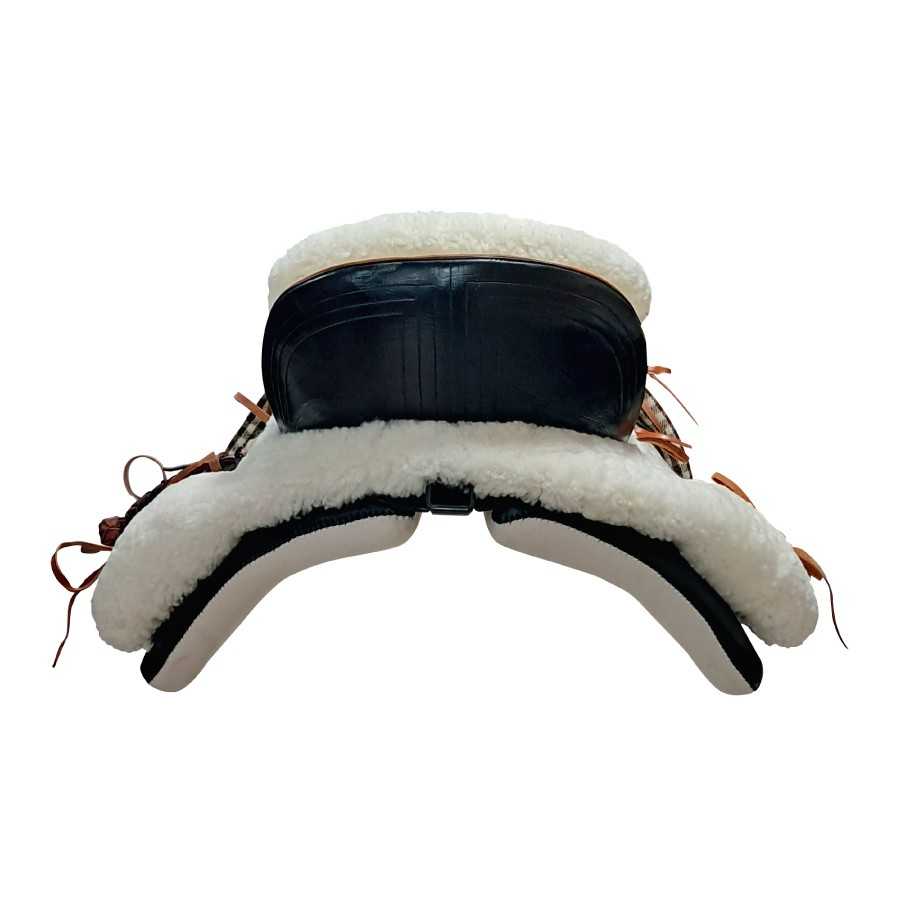 Sela de equitação preta com pelo sintético branco em fundo branco