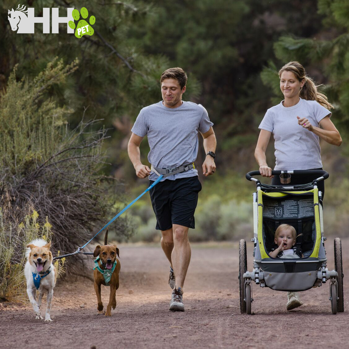 Casal a correr numa trilha com dois cães e um carrinho de bebé, logótipo HH PET no canto