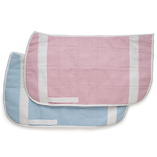 Duas mantas acolchoadas para cavalo, uma rosa e outra azul, com detalhes brancos