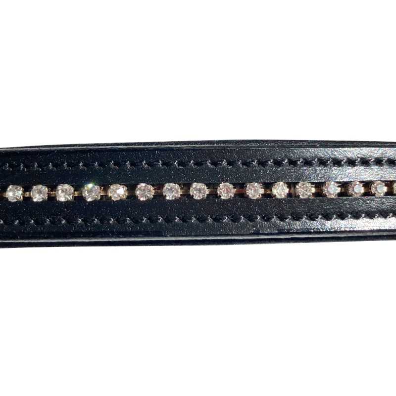 Correia ou tira de couro preta com pedras brilhantes ao centro.