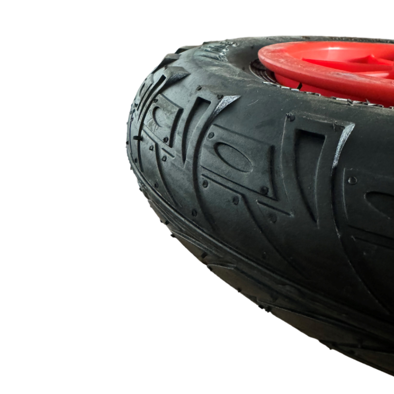 Pneu preto com aro vermelho sobre fundo branco