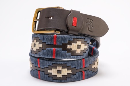 cinto com fivela metálica dourada e padrão geométrico em tecido azul