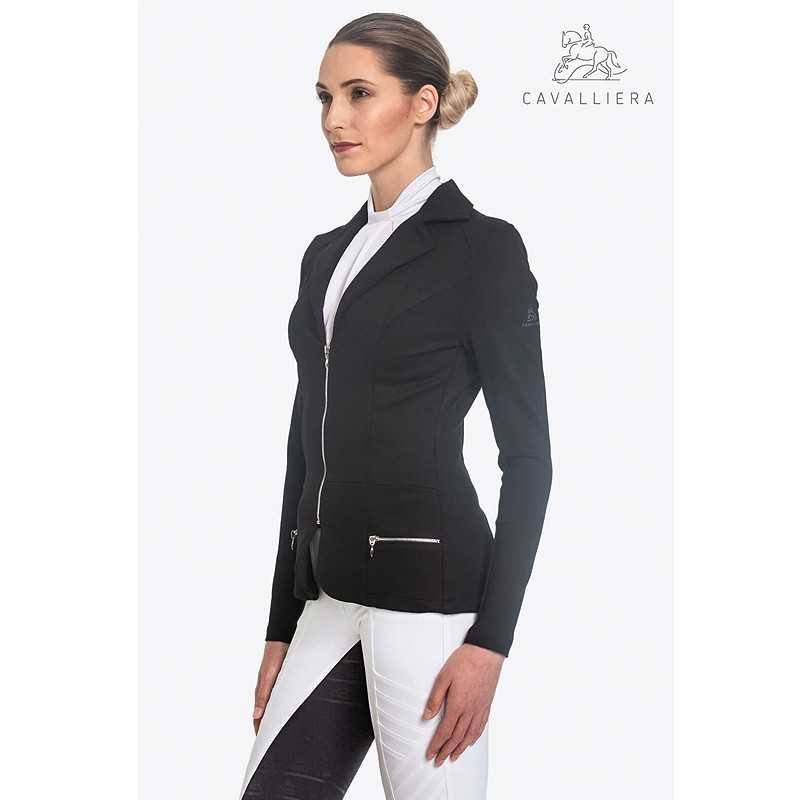 Mulher com blazer preto e calças de equitação brancas com proteções pretas, fundo branco, logótipo Cavalliera