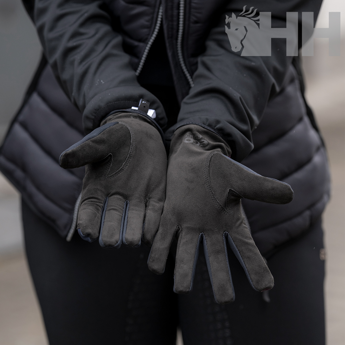 Par de luvas pretas de tecido e camurça com detalhes costurados