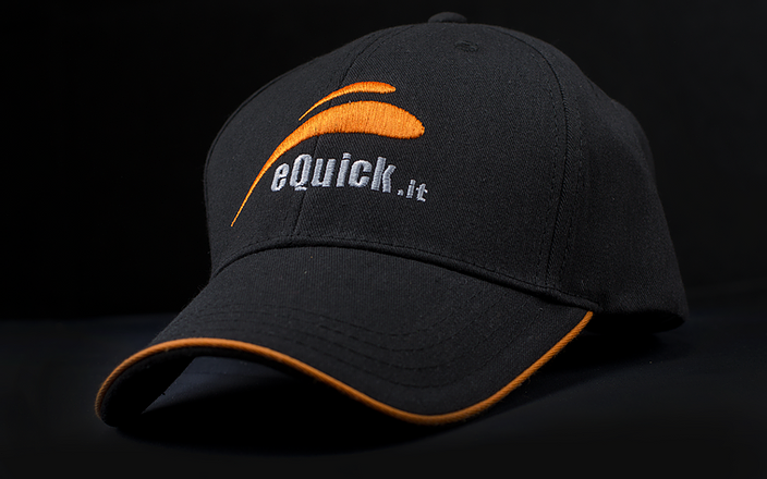 Boné preto com logotipo eQuick.it em branco e laranja
