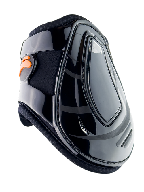 Protector preto para cavalo com superfície rígida e logo laranja