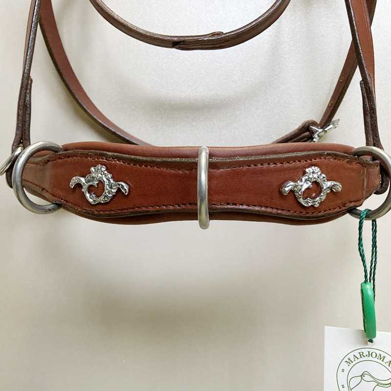 Cabresto de couro castanho com detalhes metálicos prateados e etiqueta branca com cordel verde