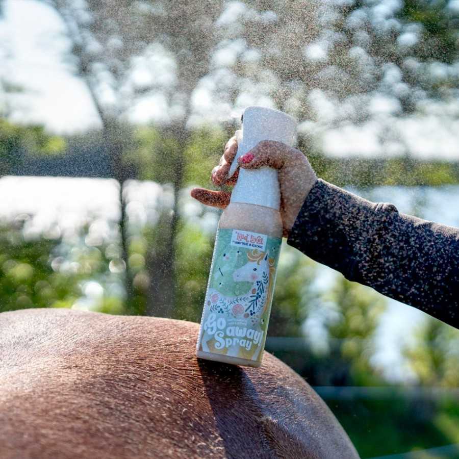 Frasco de spray a ser aplicado na pelagem de um cavalo no exterior