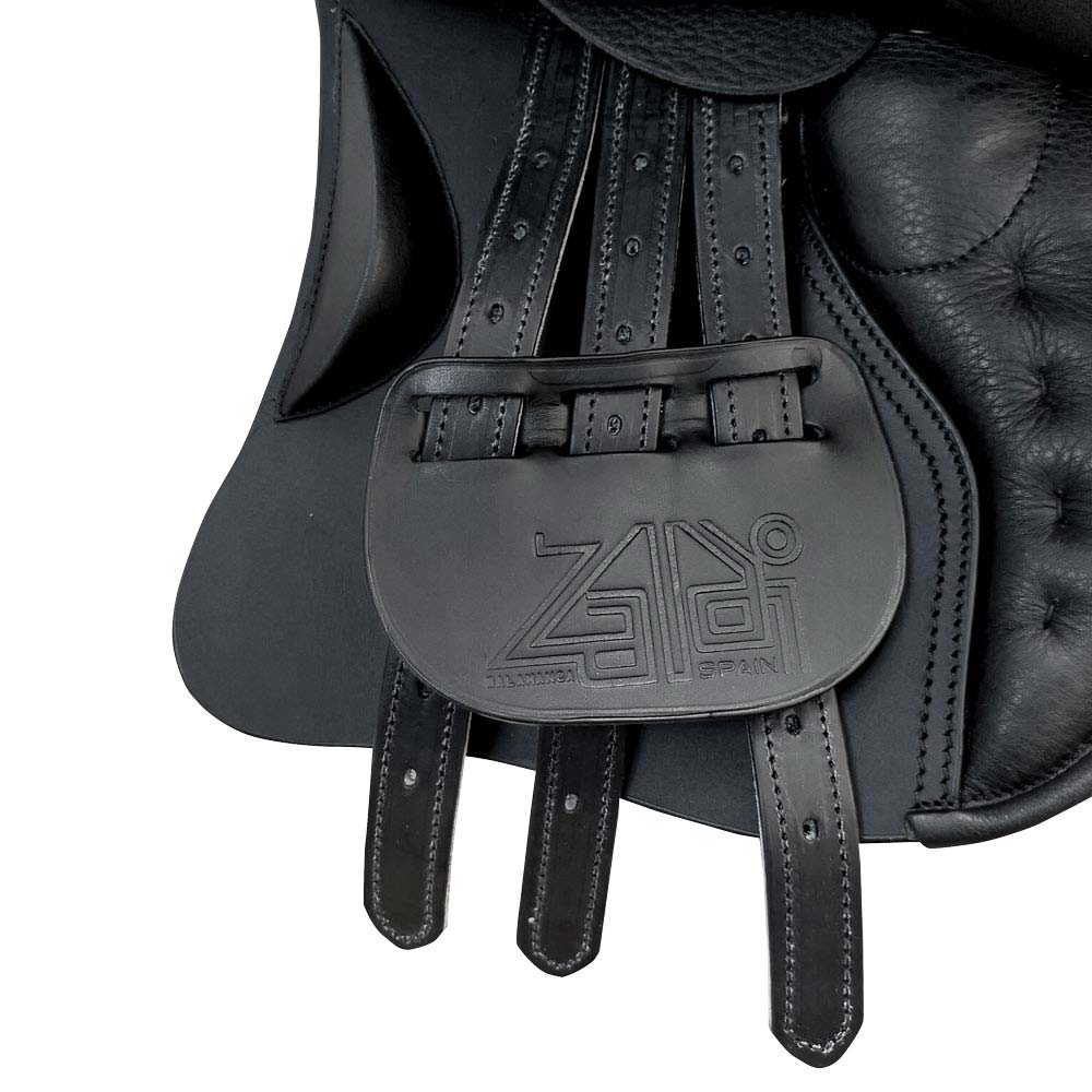 Selim de equitação preto em couro com presilhas e aba marcada ZEITZ JAPAN