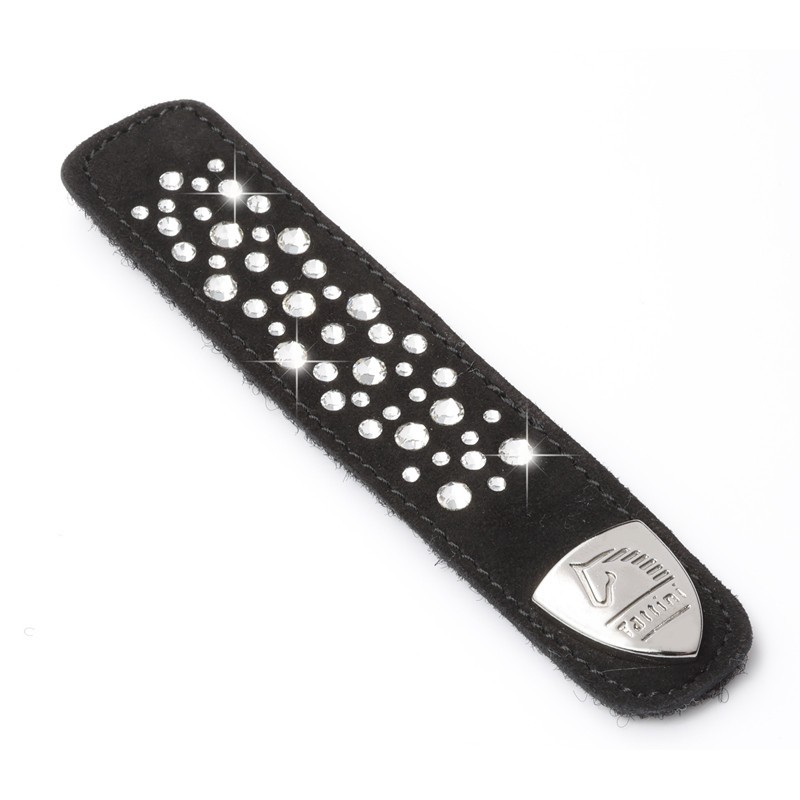 Pulseira preta com tachas prateadas e detalhe metálico com texto VISUTR