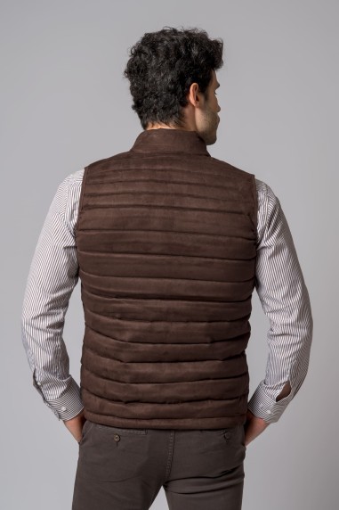 Colete acolchoado castanho visto de costas em modelo masculino