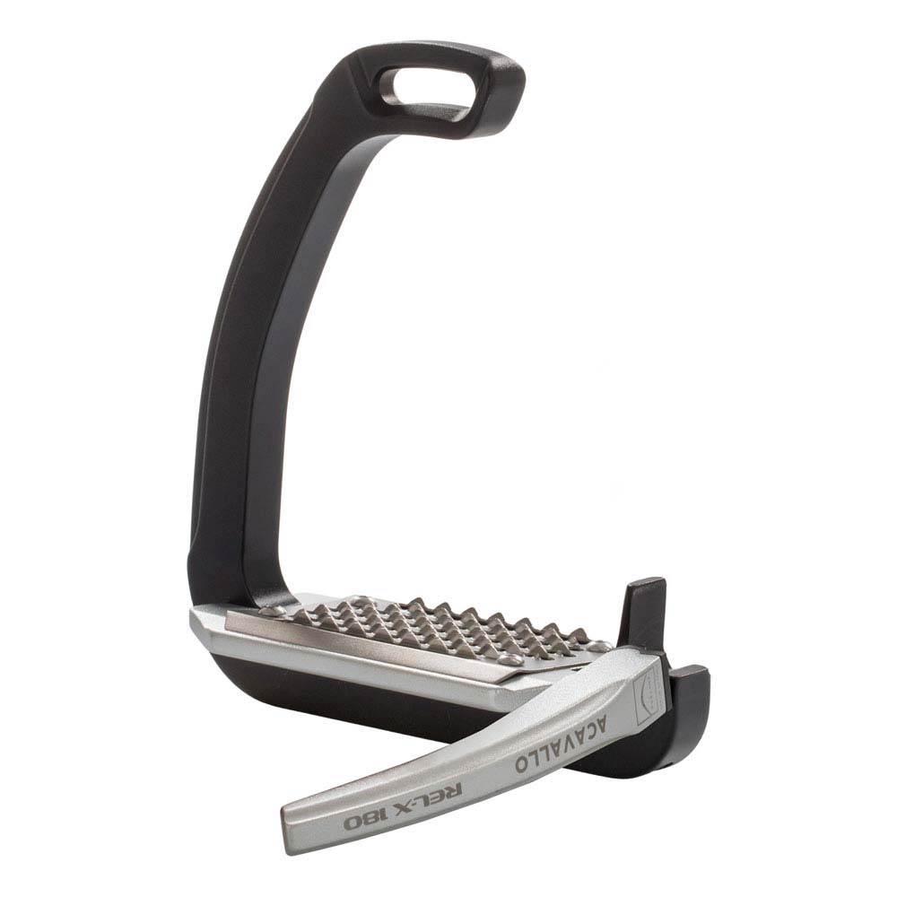 Estribo de equitação de metal e plástico preto e prateado com superfície antiderrapante.